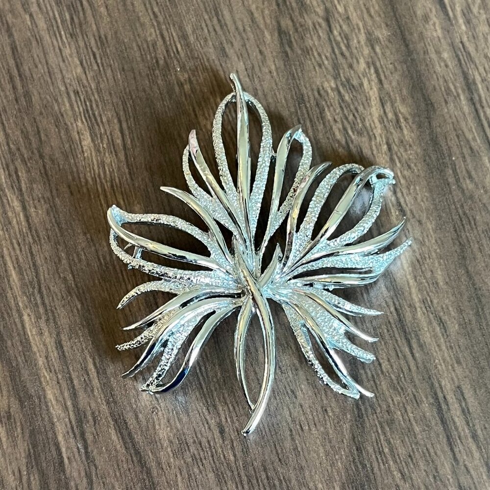 Vintage Unmarked (Likely Monet) Silver Tone Leaf Flower Brooch Pin
